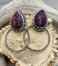 Load image into Gallery viewer, Purple Spiny Oyster Beaded Hoop Earrings